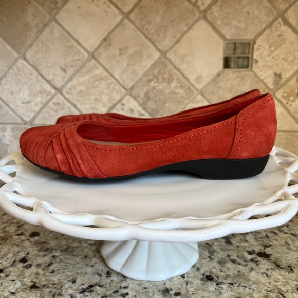 Clarks Bendables Deep Orange Rust Suede Leather Flats EUC - Picture 16 of 16